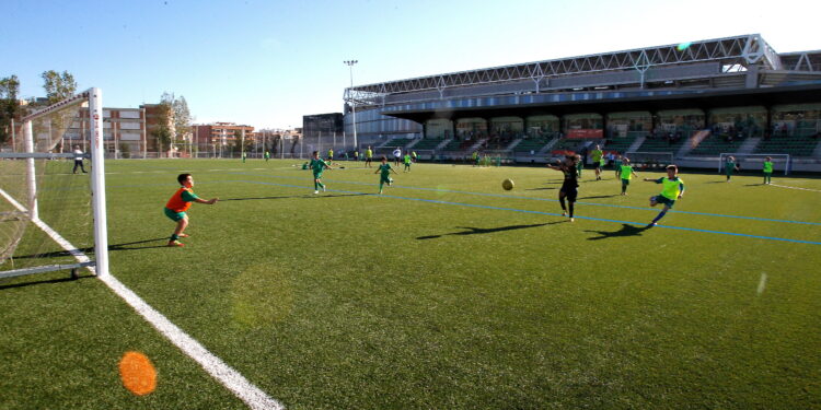 Satisfacció a Cornellà per l’adquisició per part de Leo Messi del club de futbol local