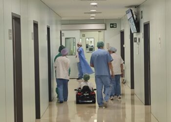 Cotxes elèctrics per millorar l’experiència dels infants davant una operació