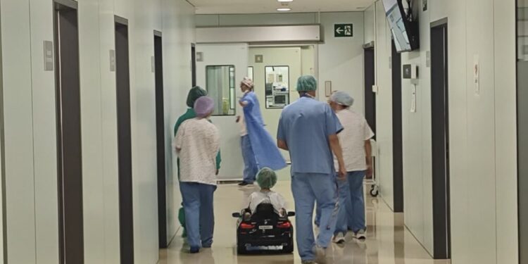 Cotxes elèctrics per millorar l’experiència dels infants davant una operació