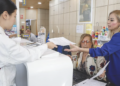 Colas en la calle para conseguir papeles: Barcelona y L’Hospitalet estrenan la atención presencial a personas migrantes
