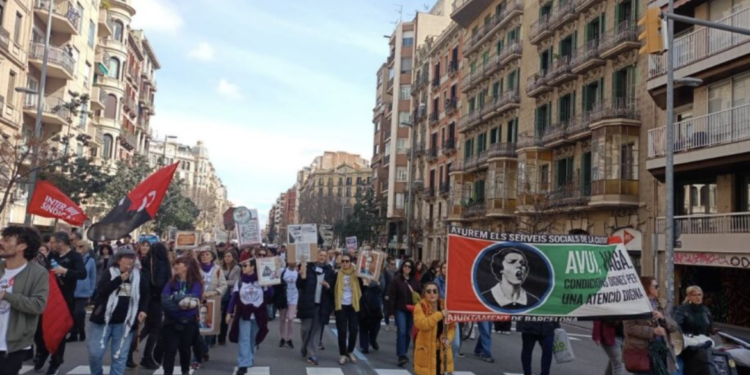 Més de mil treballadors municipals surten al carrer i planten cara a Collboni