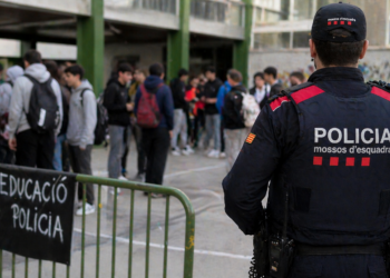 Professors i famílies rebutgen el desplegament de Mossos en instituts catalans: «L’autoritat ha de ser del docent»