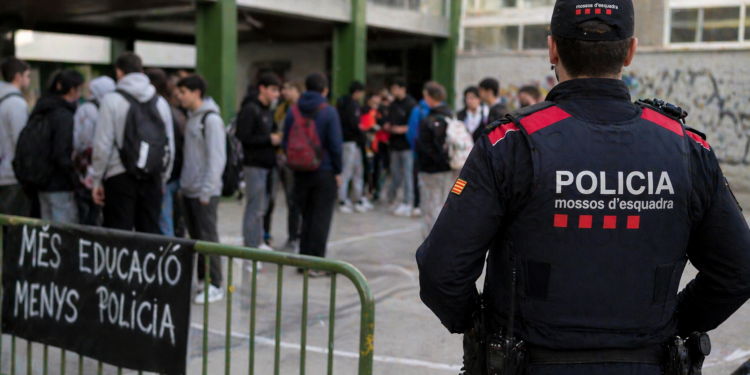Professors i famílies rebutgen el desplegament de Mossos en instituts catalans: «L’autoritat ha de ser del docent»
