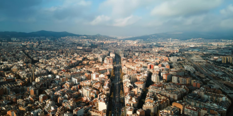 Barcelona endureix la seva política d’habitatge: entre el dret a habitar i els límits del mercat