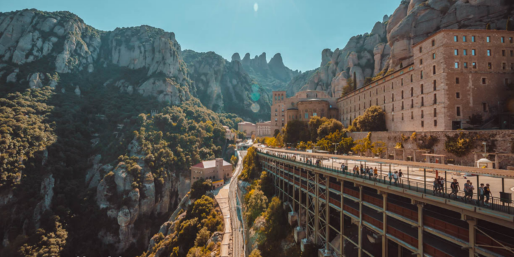 Montserrat: la muntanya que organitza el silenci a pocs quilòmetres de Barcelona