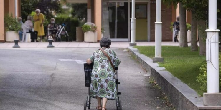 Esperar per ser atès: les residències a Catalunya i el límit operatiu del sistema social