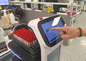 Un robot transporta les mostres biològiques a l’interior de l’hospital de Can Ruti