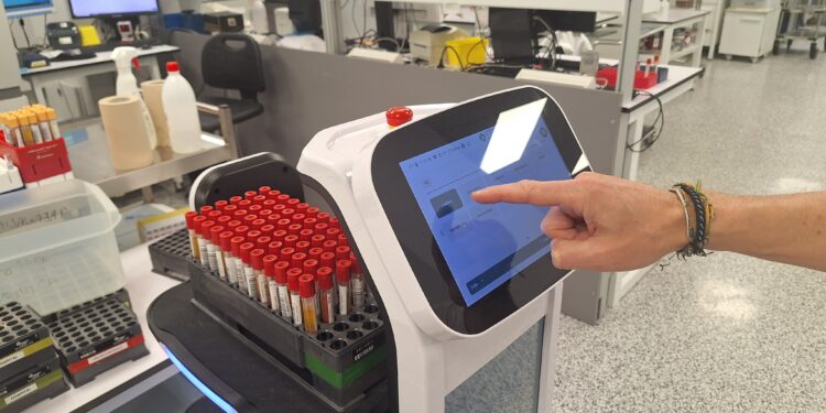 Un robot transporta las muestras biológicas en el interior del hospital de Can Ruti
