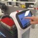 Un robot transporta les mostres biològiques a l’interior de l’hospital de Can Ruti