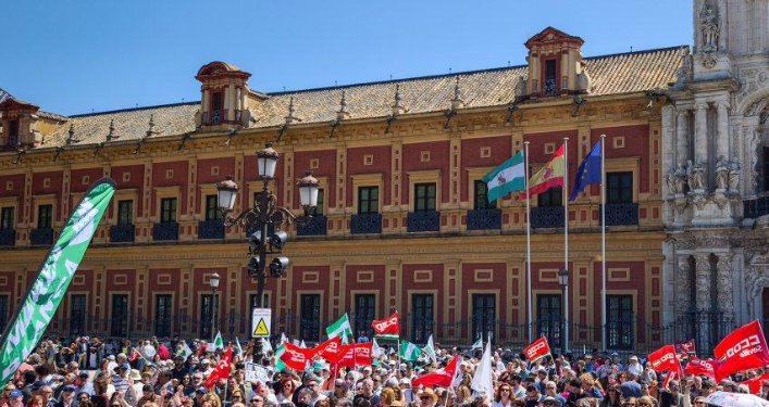 «Negoci en sanitat, més mortalitat»: manifestacions contra la gestió del Govern andalús de Moreno Bonilla