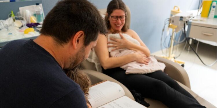 Sant Joan de Déu impulsa la lectura en veu alta a l’UCI neonatal per reforçar el vincle familiar