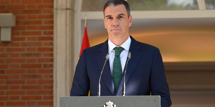 Sánchez defiende a Zapatero en el Congreso y el PP responde que España «está gobernada por corruptos»