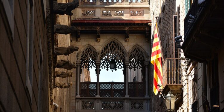 El carrer del Bisbe, donde la Barcelona romana y la medieval se juntan en pocos metros