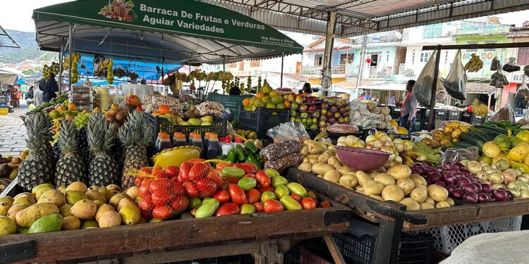 Barcelona atura l’obertura de nous supermercats 24 hores per protegir el comerç de barri