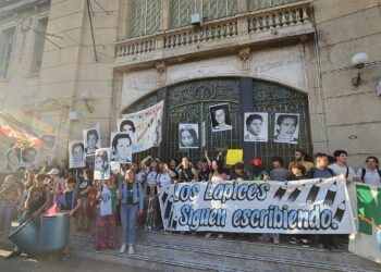 Educació i els sindicats tanquen un preacord: sous més alts, aules amb més suport i menys papers