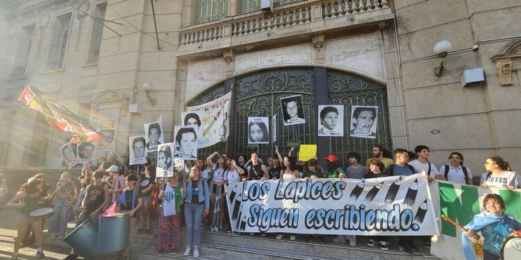 Educació i els sindicats tanquen un preacord: sous més alts, aules amb més suport i menys papers