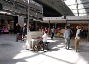 Deu pianos de cua al cor de Barcelona perquè tothom pugui tocar