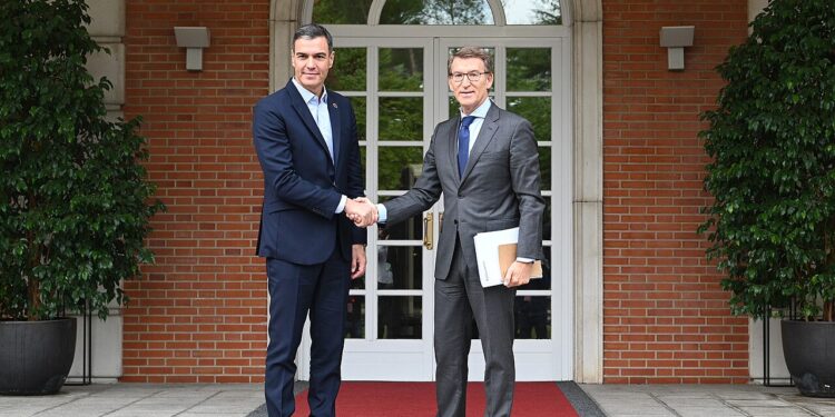 Feijóo exigeix eleccions ara i carrega contra un govern que «fa pudor»