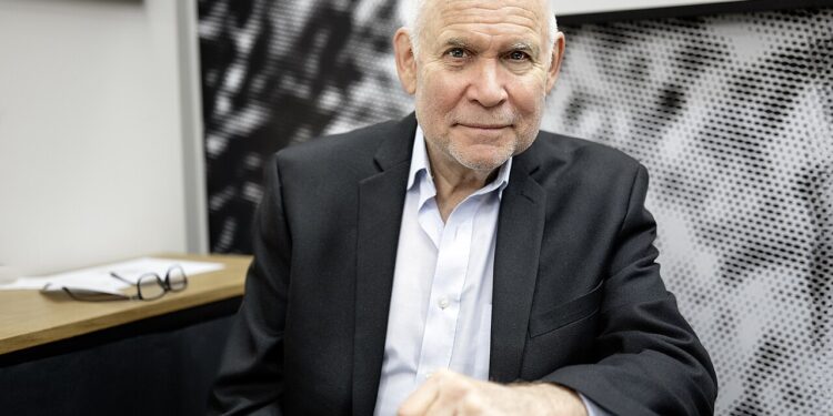 Steve McCurry llega al Palau Martorell con más de un siglo de miradas