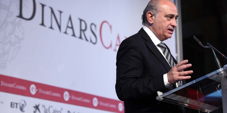 Fernández Díaz se sienta en el banquillo por el espionaje a Bárcenas: la fiscalía le pide 15 años