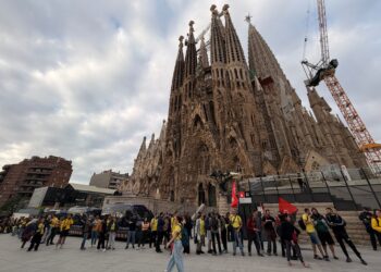 Els docents bloquegen l’accés a la Sagrada Família en un nou dia de vaga educativa