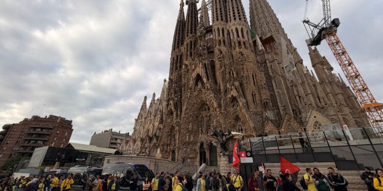 Los docentes bloquean el acceso a la Sagrada Familia en un nuevo día de huelga educativa