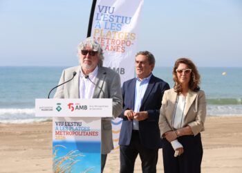 Les platges metropolitanes es preparen per a la temporada de bany