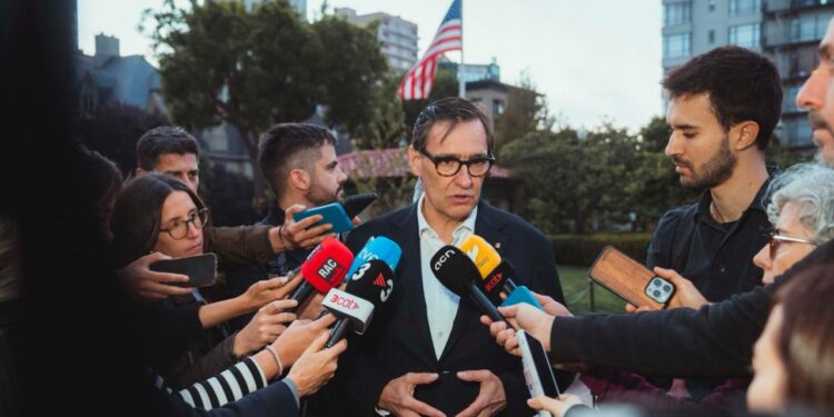 Illa mantiene la “mano extendida” a los docentes y defiende las bondades del acuerdo firmado con CCOO y UGT