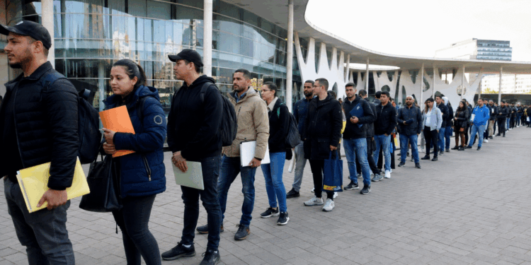 Barcelona obre el pavelló 2 de la Fira de Montjuïc per agilitzar la regularització de migrants