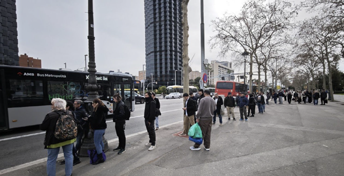 La PTP reclama doblar de forma inmediata las paradas de bus en la entrada a la Diagonal