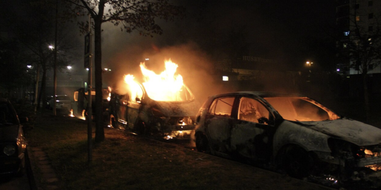 Quince vehículos quemados en el Eixample durante la madrugada: los Mossos investigan si los incendios fueron intencionados