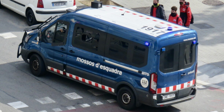 La Audiencia de Barcelona obliga a reabrir la causa por el uso de gas pimienta de los Mossos contra manifestantes propalestinos en Sants