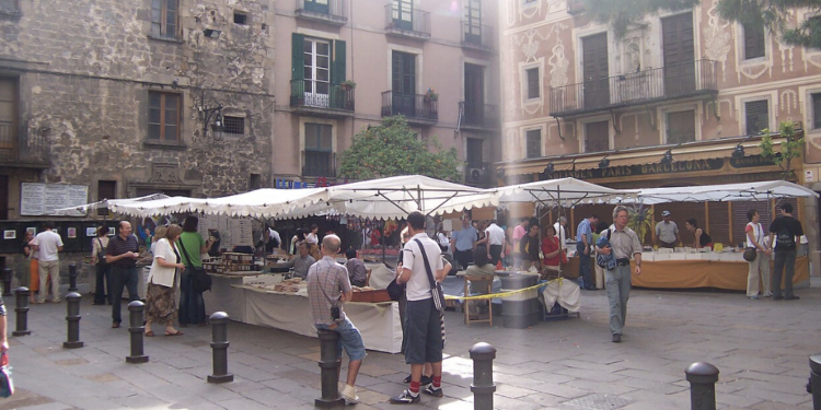 Barcelona acull un mercat de moda circular amb peces dels armaris d’influencers