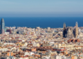 Barcelona amplía los espacios donde los niños pueden jugar con agua y abre el servicio de mañana a noche