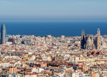 Barcelona multiplica els espais on els nens poden jugar amb aigua i obre el servei des del matí fins al vespre
