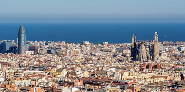 Barcelona amplía los espacios donde los niños pueden jugar con agua y abre el servicio de mañana a noche