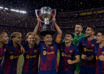 El Barça celebra aquesta tarda per Barcelona la Lliga guanyada contra el Madrid