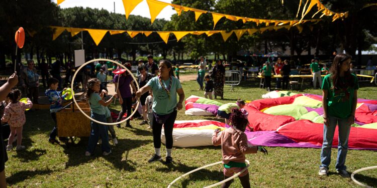Miles de personas celebran 40 años de Festa Esplai con una reivindicación de un mundo de paz