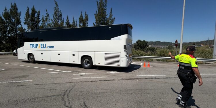 Els Mossos intensifiquen el control de transport de viatgers per carretera