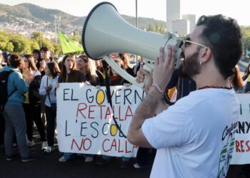 Los docentes colapsan los accesos a Barcelona en una nueva jornada de protesta