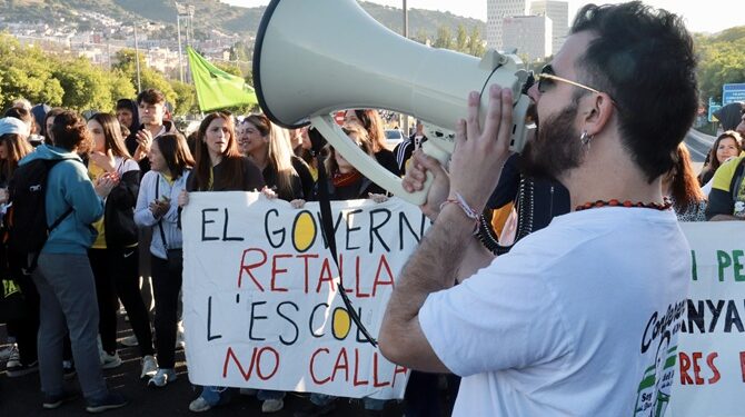 Los docentes colapsan los accesos a Barcelona en una nueva jornada de protesta