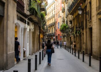 Avinyó, el carrer del Gòtic on Roma, l’edat mitjana i el mite picassià encara conviuen