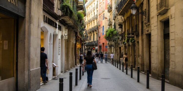 Avinyó, la calle del Gòtic donde Roma, la edad media y el mito picassiano siguen conviviendo