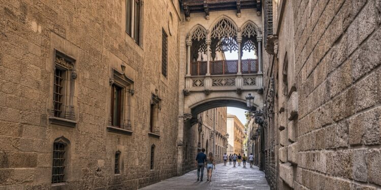 El Carrer del Bisbe, la via romana que Barcelona ha convertit en memòria viva