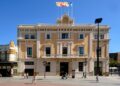 La fachada del Ayuntamiento de L’Hospitalet recupera la imagen originaria