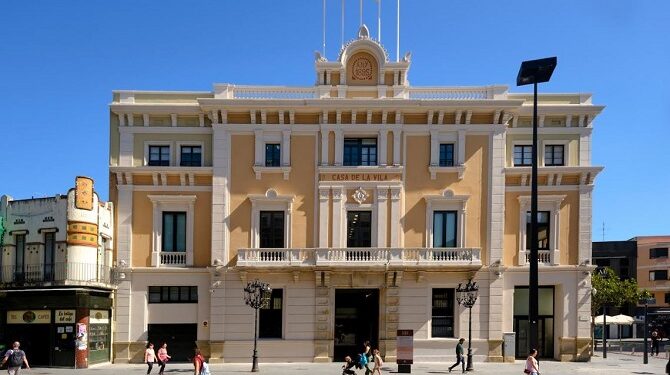 La façana de l’Ajuntament de l’Hospitalet recupera la imatge originària