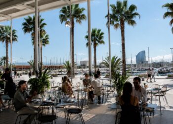 El Port Olímpic rebaixa un 70% el lloguer de les terrasses i torna a licitar els quatre restaurants buits