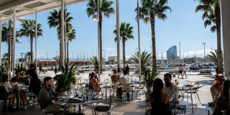 El Port Olímpic rebaixa un 70% el lloguer de les terrasses i torna a licitar els quatre restaurants buits
