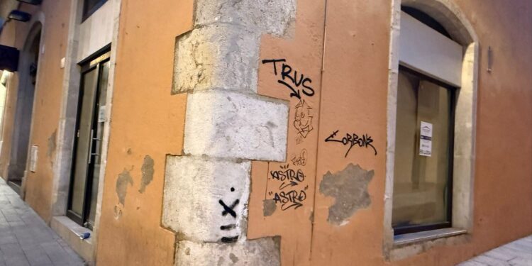 Figueres abre una línea de ayudas para limpiar grafitis de fachadas de edificios privados