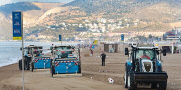 Las playas metropolitanas se preparan para vivir la verbena de Sant Joan